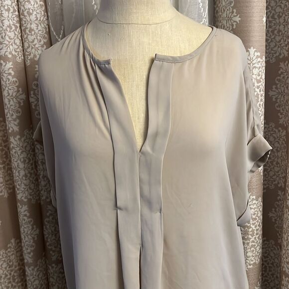 Max Studio V-Neck Short Sleeve Blouse 100% Polyester, Pleated detail size 1x - Picture 2 of 5